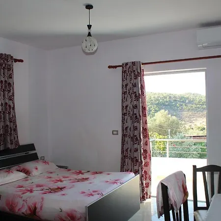 Esmeralda & Restaurant Ksamil