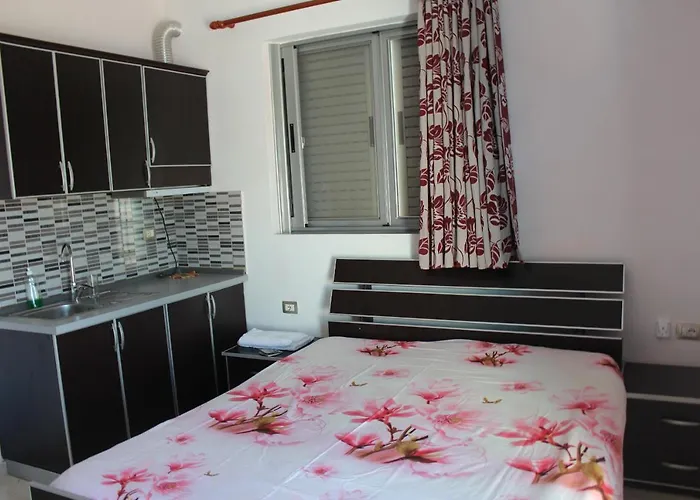 Esmeralda & Restaurant מלון 2*