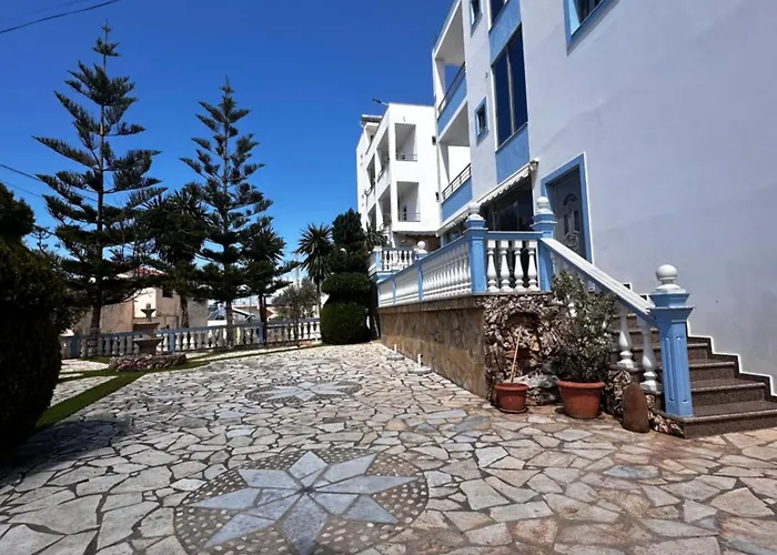 מלון Esmeralda & Restaurant 2*