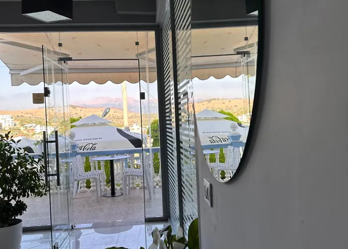 Esmeralda & Restaurant מלון