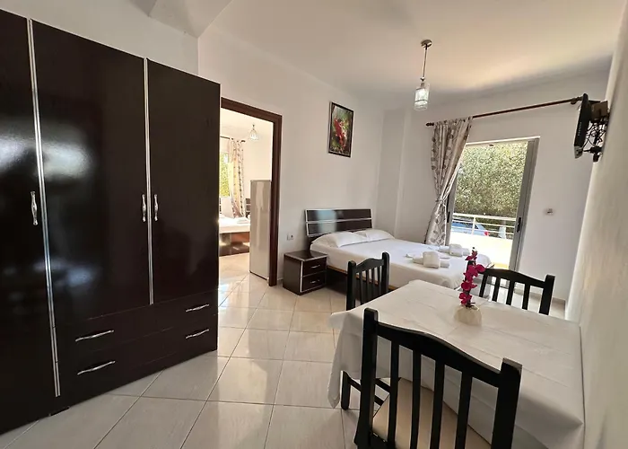 Esmeralda & Restaurant מלון 2*