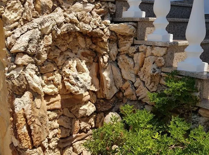 Esmeralda & Restaurant מלון 2*