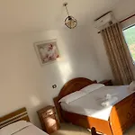 מלון Esmeralda & Restaurant 2*