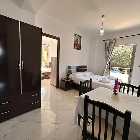 Esmeralda & Restaurant Hotel 2*